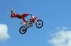 Главным событием авторевю стало выступление московской команды мотофристайла FMX 13, которая показала прыжки с трамплина с завораживающими трюками в небе.