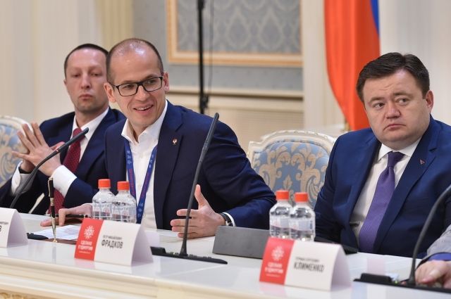 Александр Бречалов и Пётр Фрадков на пленарном заседании. 
