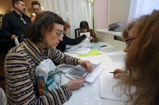 В каждом шатре приём вели сразу несколько адвокатов, и ни один не остался без работы.