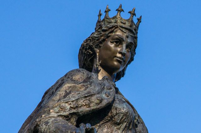 Статуя Анны Ярославны в Санлисе.