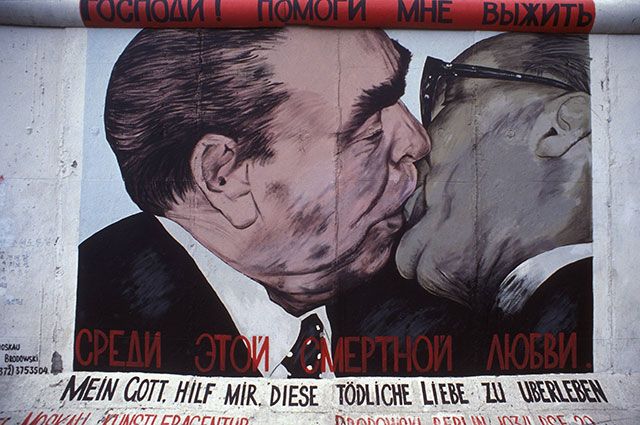 21 факт о поцелуях + 10 фактов о поцелуях Брежнева