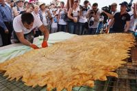 Крымчане так любят чебуреки, что в 2017 году здесь испекли самый большой в мире чебурек.