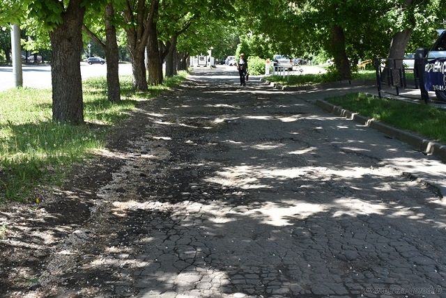 Тротуар на улице Коммунистической находится в плачевном состоянии.