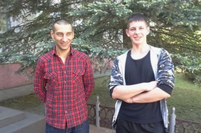 Станислав Зубчанинов и Александр Половинка спасли из горящей квартиры двух мужчин.