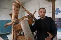 Высохшие на корню деревья и причудливо изогнутые стволы становятся материалом для сказочной мебели Анатолия Гуляева.