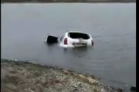 В то же утро затонувшую машину достали из пруда. 