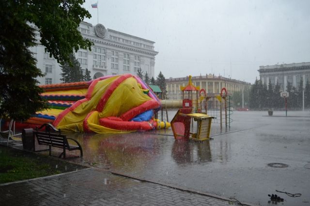 Ветром опрокинуло надувной батут на площади Советов.