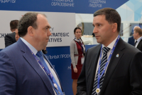 Глава Ямала Дмитрий Кобылкин и его заместитель Алексей Ситников представляют округ на Экономическом форуме.