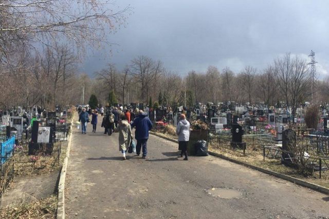 В Троицкую субботу увеличат количество автобусов, идущих к кладбищам