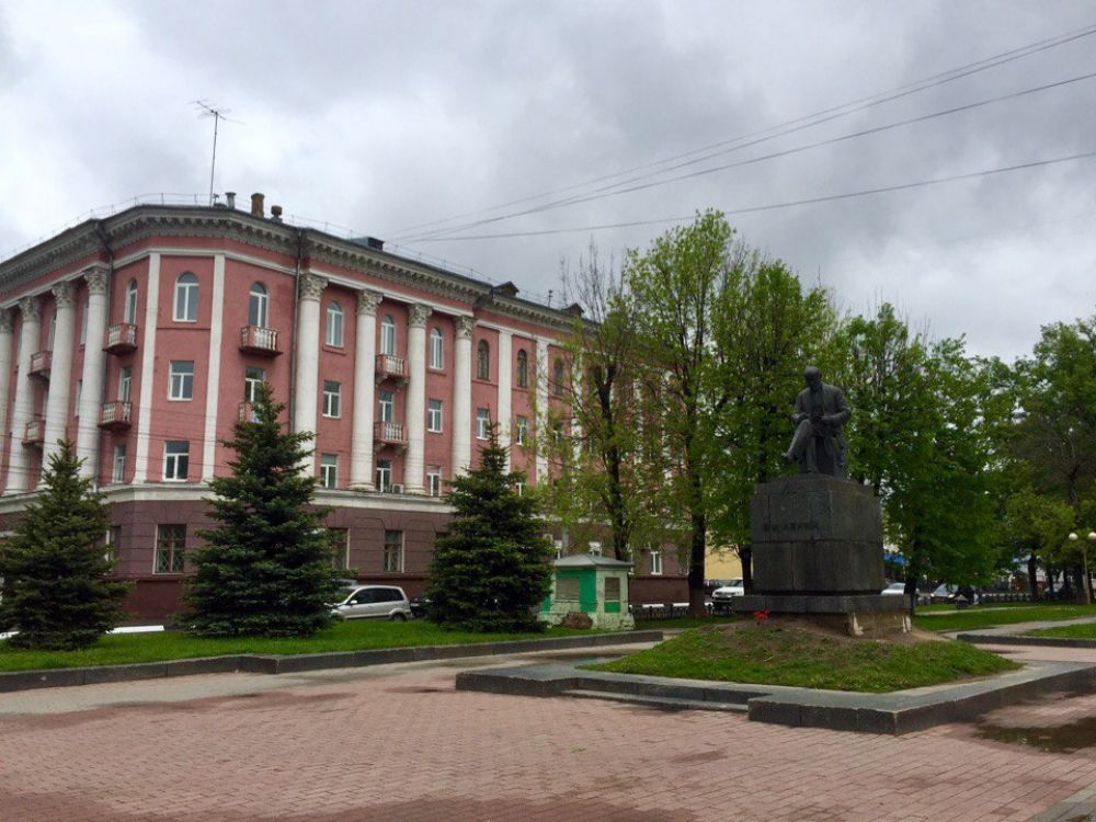 В Ярославле 1 июня мало похоже на лето, температура воздуха +10 градусов, за окном пасмурно.