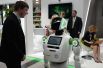 Робот «Кибернетик» рассказывает участнику форума о правилах кибербезопасности в рамках Санкт-Петербургского международного экономического форума 2017.