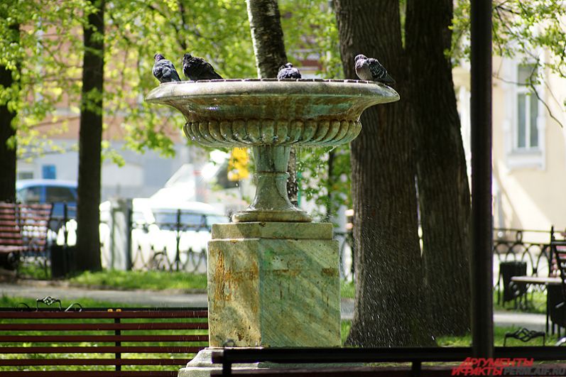 В скверах и парках работают фонтаны. Всего в городе функционируют больше десяти фонтанов – от небольших, как в Оперном сквере, до занимающих целую площадь, например, как Театральный фонтан. 