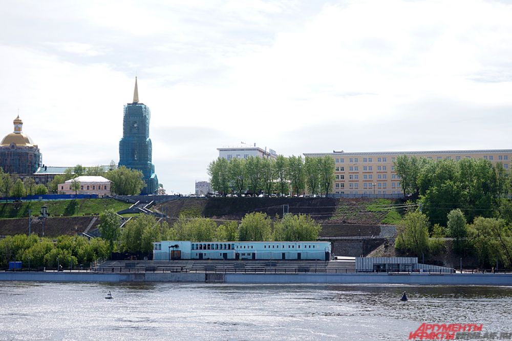 На городской набережной идёт ремонт. Стоит отметить, что на отреставрированной её территории с июня в Перми начинаются «Субботы на набережной». Там будут проводиться мастер-классы по йоге, авторские игры и многое другое.