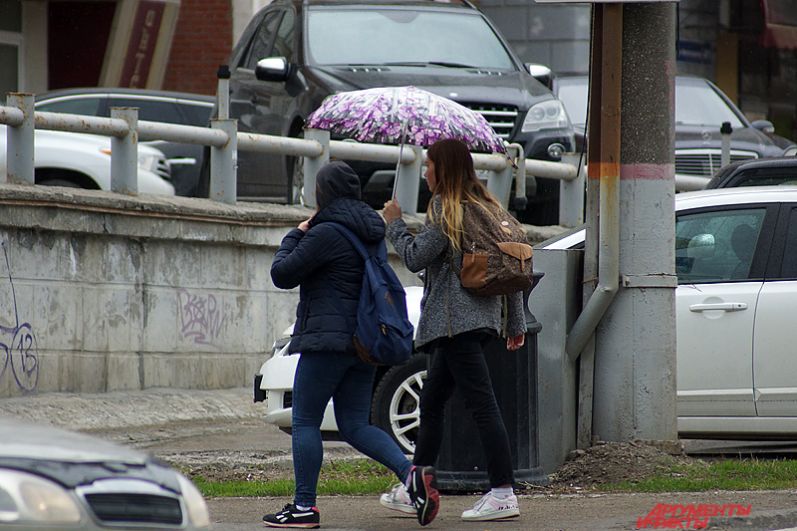 На улицах можно было увидеть людей с зонтиками.