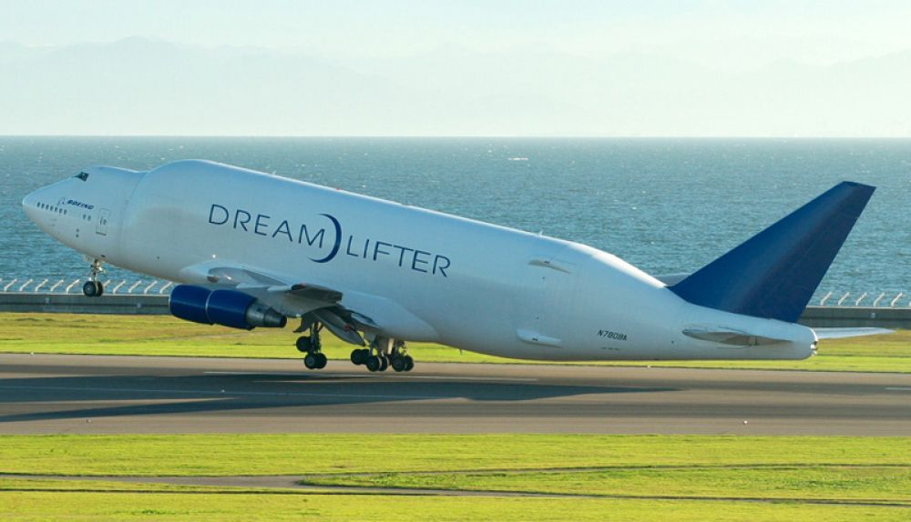 Boeing 747 LCF «Dreamlifter» — грузовой самолёт с самым вместительным фюзеляжем.