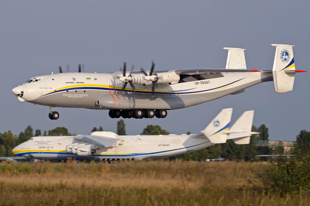 Ан-22 «Антей» — самый большой турбовинтовой самолёт в мире. Предназначен для перевозки на большие расстояния тяжёлой и крупногабаритной боевой техники и войск, а также для десантирования.