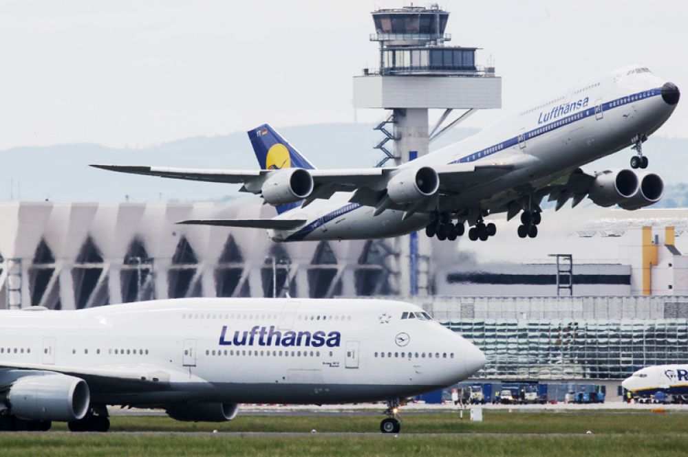 Boeing 747-8 — самый длинный пассажирский самолёт в мире (76,4 метров).