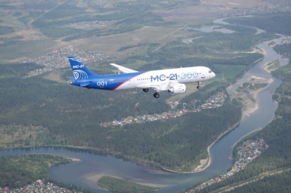 МС-21 летит над Ангарой.