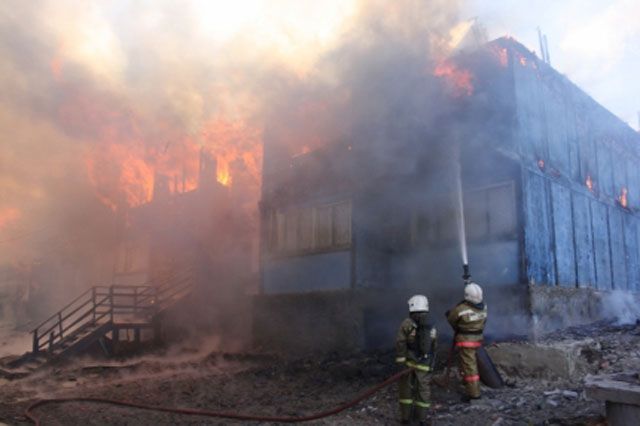 В Ноябрьске пожарным пришлось бороться с огненной стихией более 4 часов.