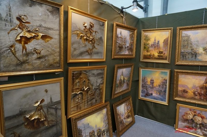На выставке можно встретить произведения искусства, выполненные в разной технике.