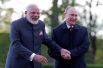 1 июня. Президент России Владимир Путин и премьер-министр Индии Нарендра Моди беседуют во время встречи в рамках ПМЭФ-2017. 