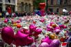 29 мая. Цветы в память о жертвах теракта в Манчестере, который произошёл 22 мая во время концерта певицы Арианы Гранде.