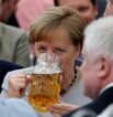 28 мая. Канцлер Германии Ангела Меркель во время фестиваля Trudering в Мюнхене. 