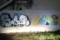 Школьники и подростки Тобольска удаляют хулиганские надписи на стенах домов