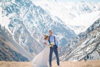 Алина Резепкина и Николай Вингерт сыграли свадьбу на вершине Архонского перевала в Северной Осетии.
