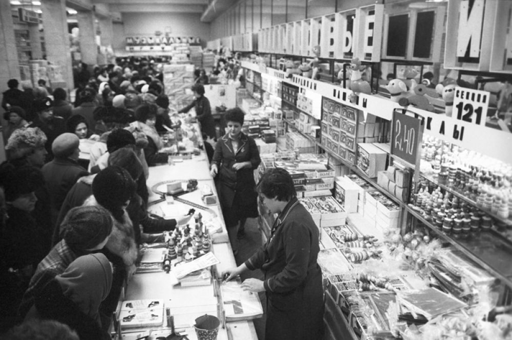 1982 год. Покупатели в универмаге «Центральный Детский мир».