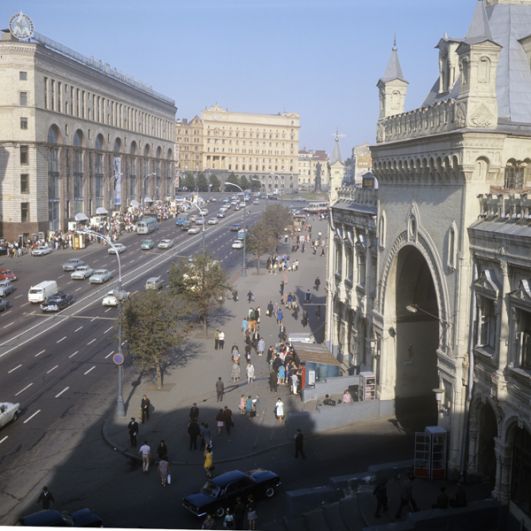 1973 год. Площадь Дзержинского. Вид на магазин «Детский мир» (слева) и здание КГБ СССР.