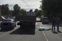 Во время движения между рядами авто в Калининграде погиб мотоциклист. 