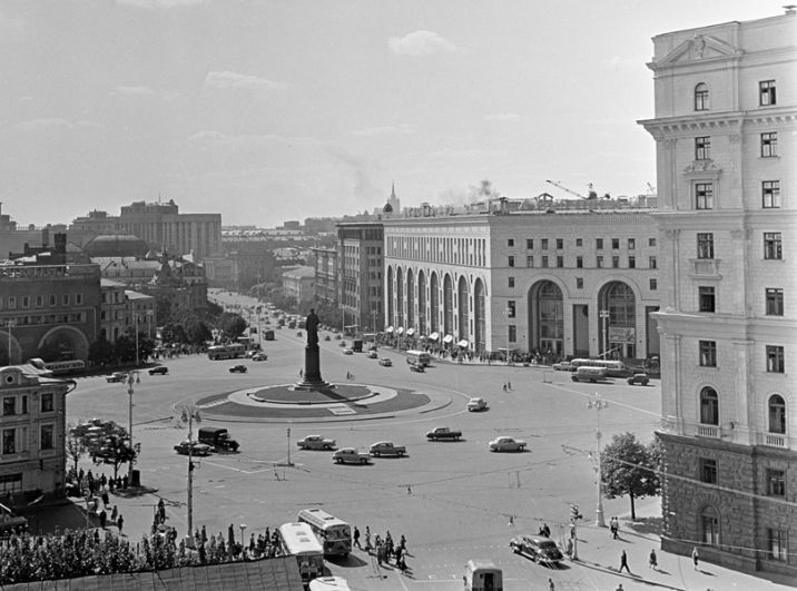 1966 год. Площадь Дзержинского в Москве. Справа – здание магазина «Детский мир».