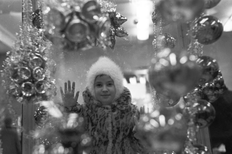 1967 год. Девочка у витрины московского универсального магазина «Детский мир».