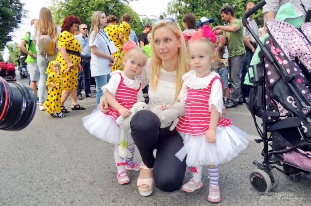 Анна Малеева с двухгодовалыми дочками Екатериной и Софией.  