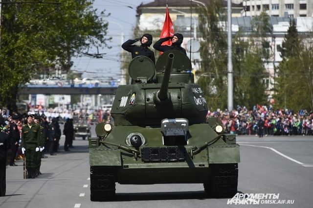 На параде 9 мая 2017 года легендарный танк Т-34 вели курсанты института.