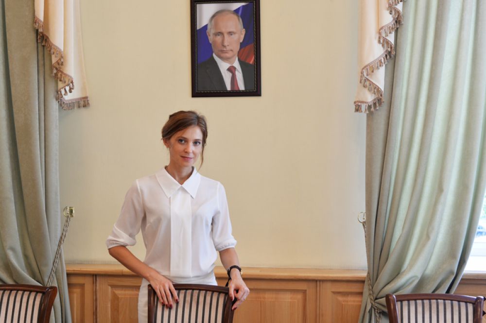 Прокурор Республики Крым Наталья Поклонская в рабочем кабинете в Крыму. 2016 год.