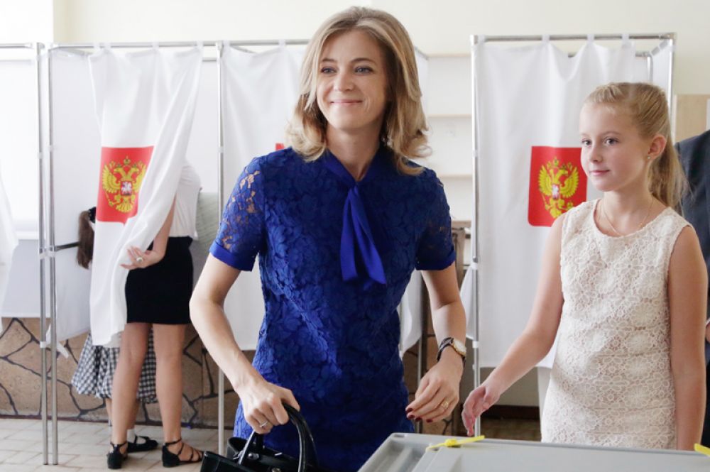 Прокурор Республики Крым Наталья Поклонская с дочерью Анастасией в единый день голосования на избирательном участке в Симферополе. 2016 год.