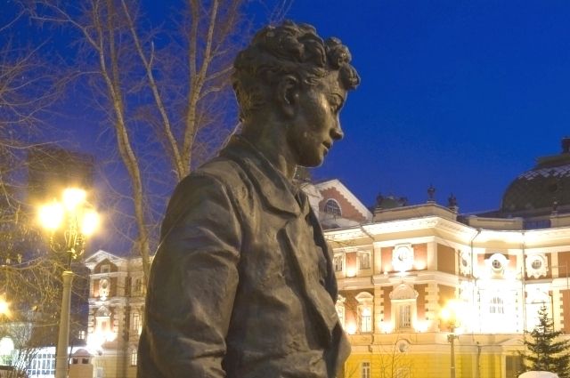 Памятник Александру Вампилову в Иркутске.