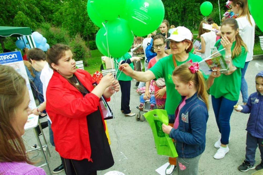 Партнер праздника - компания «Сибирское здоровье» угощала детей и взрослых витаминным мармеладом и фруктово-злаковыми батончиками 