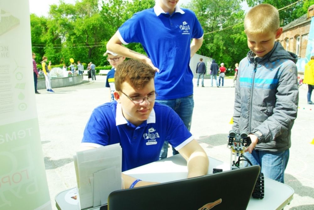 Мальчишкам особенно нравилась площадка по робототехнике