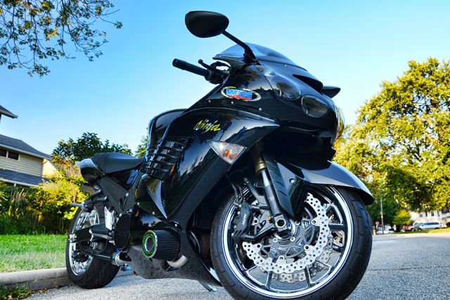 Мотоцикл Kawasaki столкнулся с легковым автомобилем, в результате мотоциклист погиб  на месте.