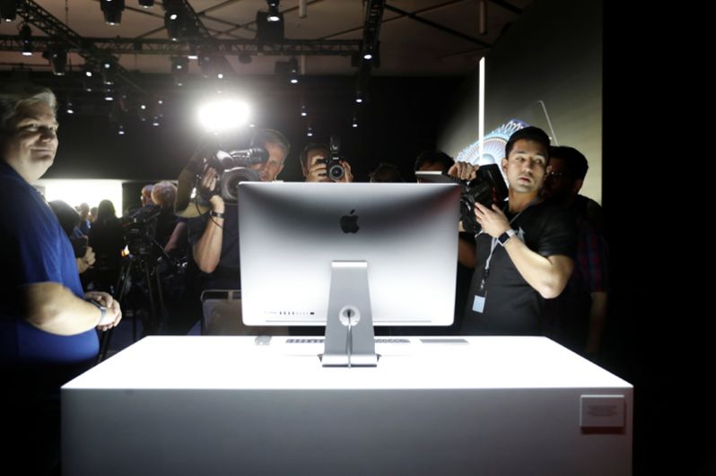 iMac Pro имеет 27-дюймовый дисплей Retina 5K с поддержкой до одного миллиарда цветов и процессор Intel Xeon с 8, 10 или 18 ядрами.