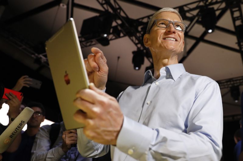 Генеральный директор Тим Кук презентует новый iPad Pro, который будет иметь диагональ 10,5 дюйма.