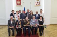 Елизавета Солонченко вручила памятные знаки и удостоверения почетным ветеранам