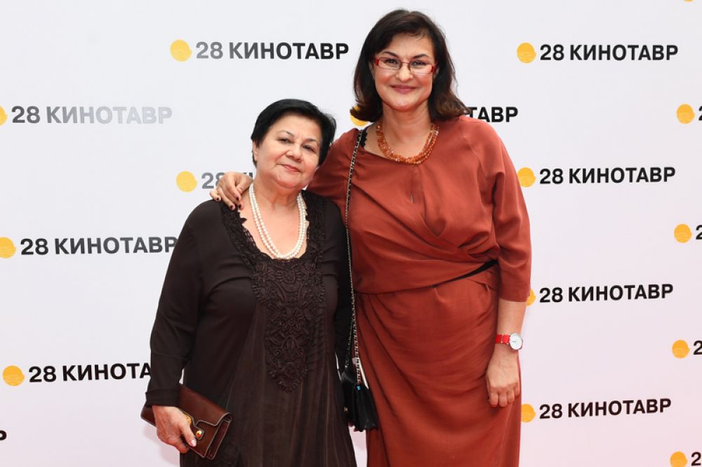 Директор программ фестиваля «Кинотавр» Ситора Алиева (справа) с мамой.