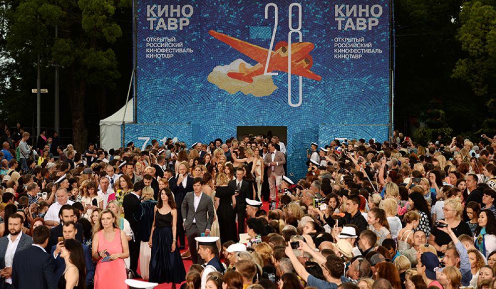 Посетители на торжественной церемонии открытия 28-го Открытого российского кинофестиваля «Кинотавр» в Сочи.