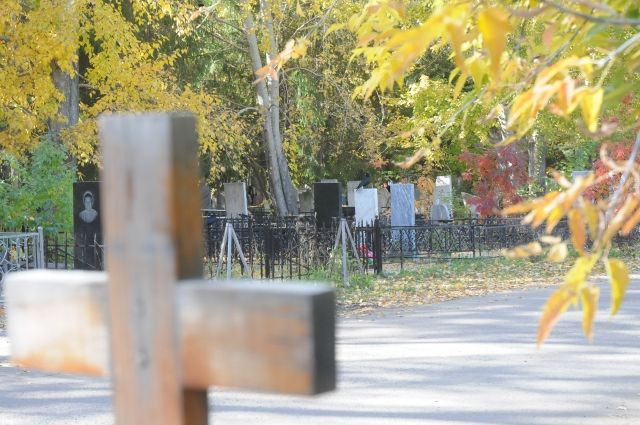 На кладбище установлены памятные знаки и кресты.