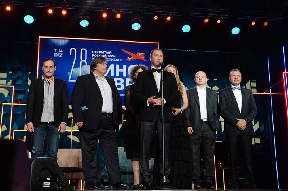 Члены основного жюри конкурса (слева направо): сценарист Александр Родионов, режиссер Александр Велединский, киновед Нэнси Конди, председатель жюри Евгений Миронов, актриса Юлия Пересильд, оператор Игорь Гринякин и продюсер Игорь Мишин.