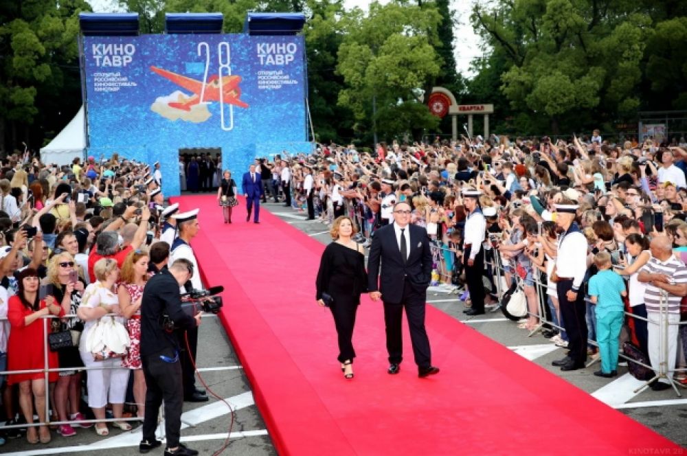 Президент кинофестиваля Александр Роднянский с супругой.